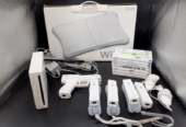 Nintendo Wii + 4 manettes + 2 nunchuks + 1 pistolet Wii + 7 jeux + Wii fit balance board