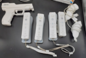 Nintendo Wii + 4 manettes + 2 nunchuks + 1 pistolet Wii + 7 jeux + Wii fit balance board