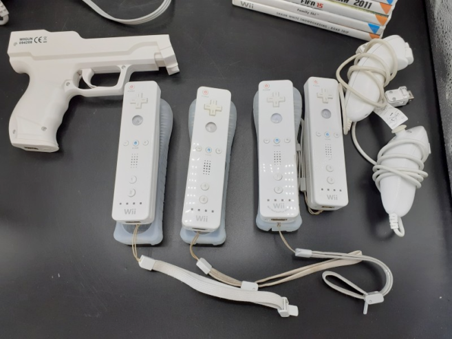 Nintendo Wii + 4 manettes + 2 nunchuks + 1 pistolet Wii + 7 jeux + Wii fit balance board