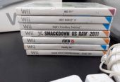 Nintendo Wii + 4 manettes + 2 nunchuks + 1 pistolet Wii + 7 jeux + Wii fit balance board