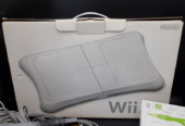 Nintendo Wii + 4 manettes + 2 nunchuks + 1 pistolet Wii + 7 jeux + Wii fit balance board