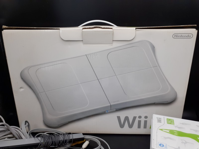 Nintendo Wii + 4 manettes + 2 nunchuks + 1 pistolet Wii + 7 jeux + Wii fit balance board