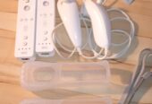 Nintendo Wii + 2 manettes + 2 nunchuk + 4 jeux + 2 Go SD