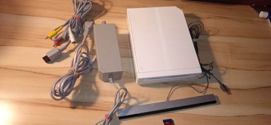 Nintendo Wii + 2 manettes + 2 nunchuk + 4 jeux + 2 Go SD