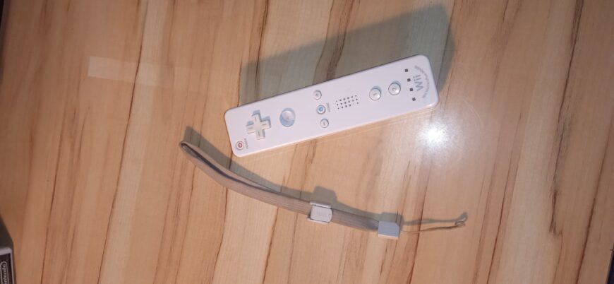 Manette Nintendo Wii blanche (originale) + bracelet