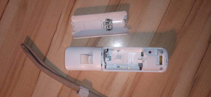 Manette Nintendo Wii blanche (originale) + bracelet