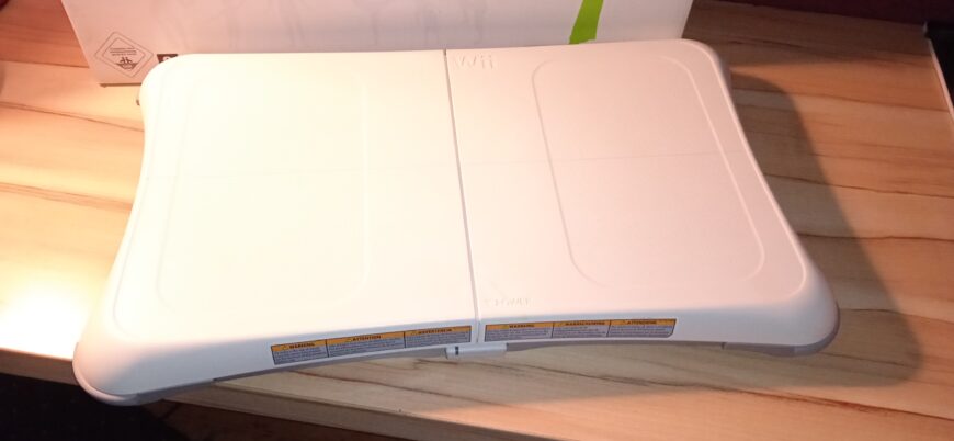 Wii balance board + Wii Fit et 2 jeux