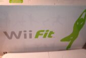 Wii balance board + Wii Fit et 2 jeux