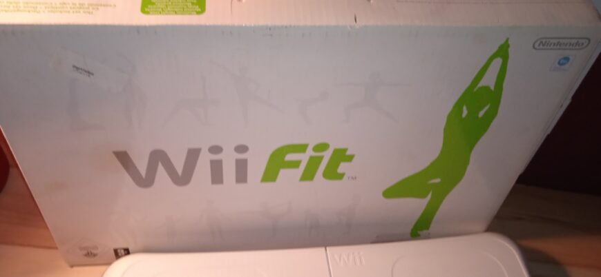 Wii balance board + Wii Fit et 2 jeux